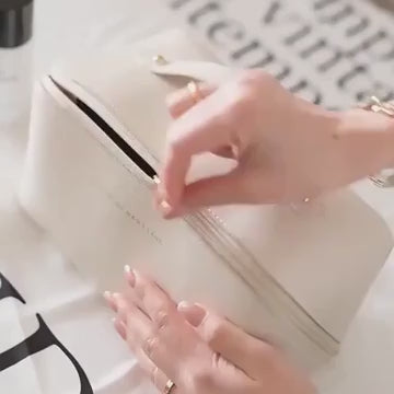Rose Land — A nécessaire que acaba com a bagunça da maquiagem dentro da bolsa